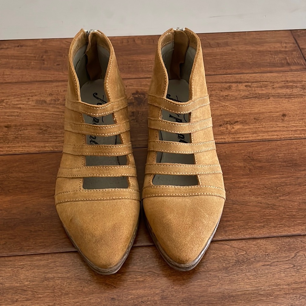 Women’s Free People booties, size 36, in camel suede